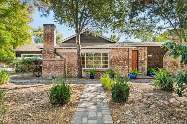 1055 Los Robles Avenue, Palo Alto