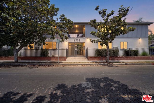 6705 De Longpre Avenue, Los Angeles