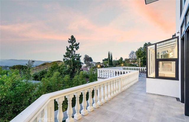 23555 Summit Dr, Calabasas