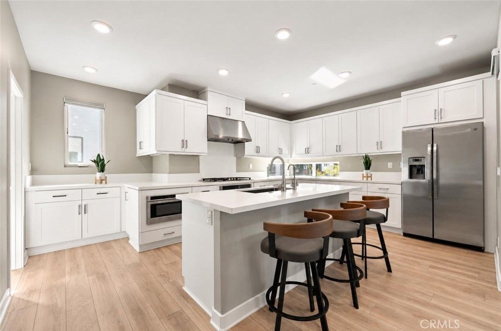253 Waypoint, Tustin
