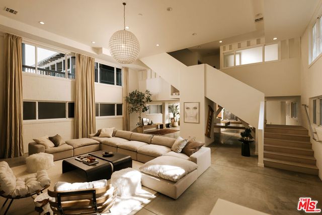 633 Santa Clara Avenue, Venice