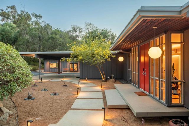10010 Shadow Rd, La Mesa