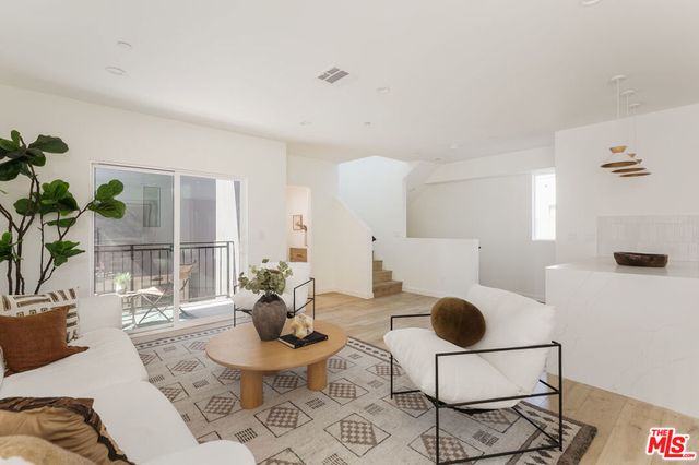 1231 1/2 N June Street, Los Angeles