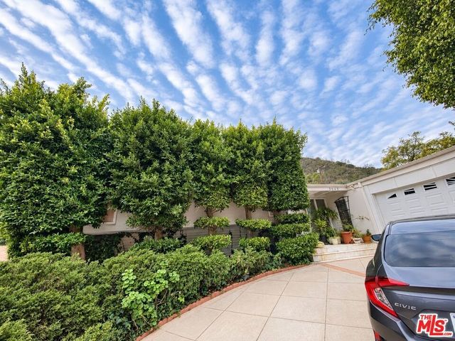 2043 San Ysidro Drive, Beverly Hills