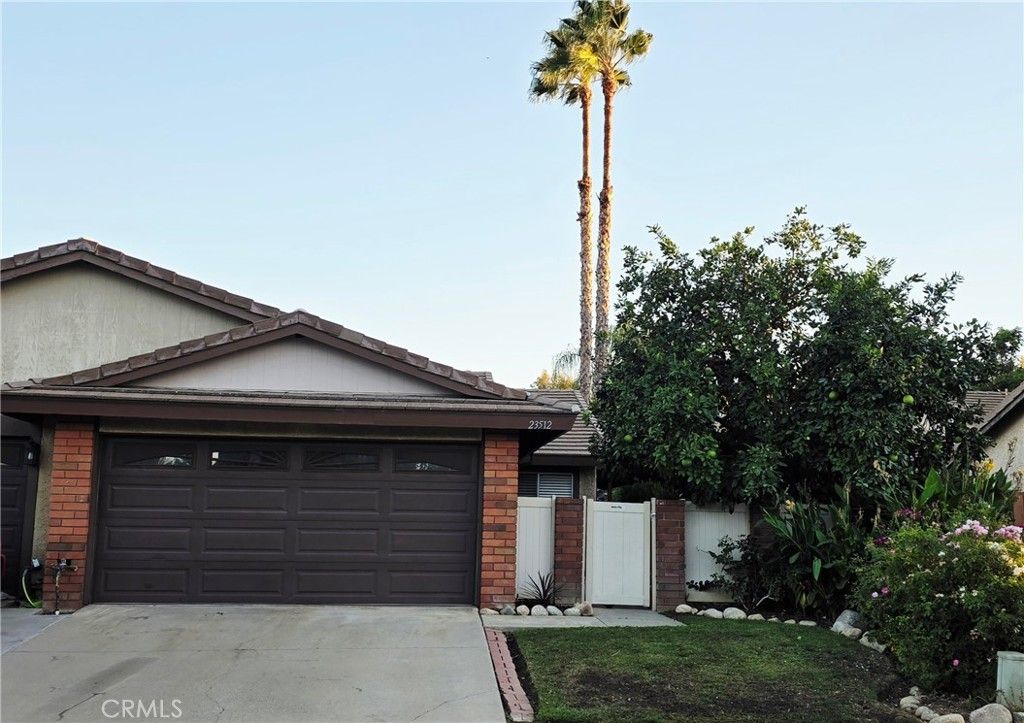 23512 Lampara Drive, Valencia