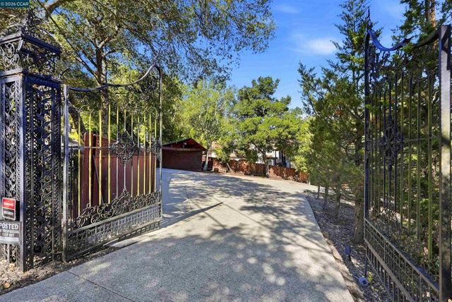 168 Crestview Dr, Orinda