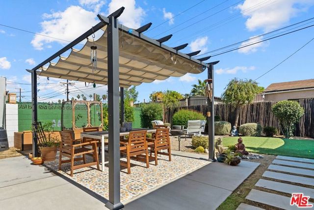 5832 S Van Ness Avenue, Los Angeles