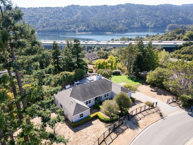 1365 Lakeview Drive, Hillsborough