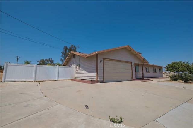 1104 Navajo, Perris