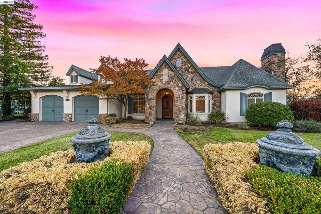 2490 Crescent Moon Ct, Redding