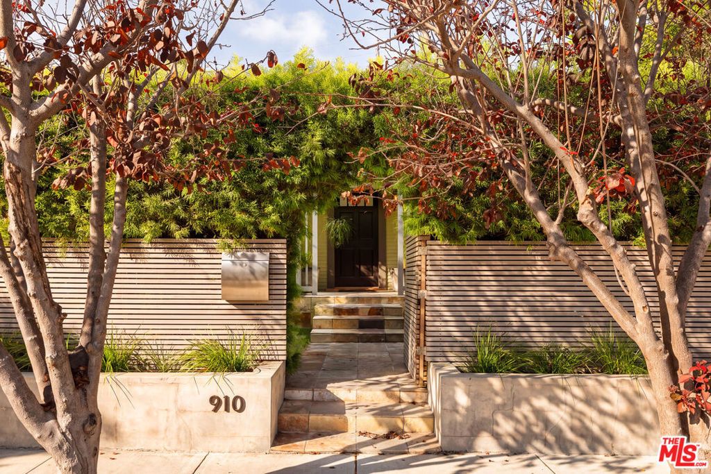 910 Superba Avenue, Venice