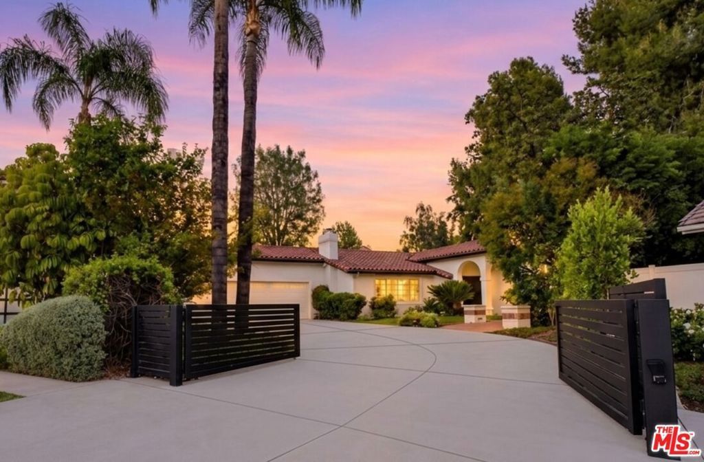17615 Corinthian Drive, Encino