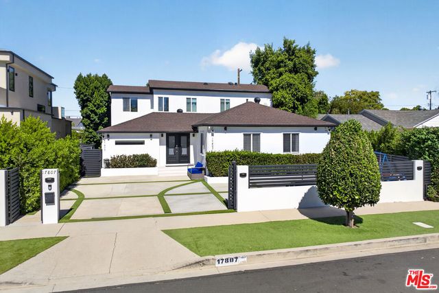 17807 Collins Street, Encino