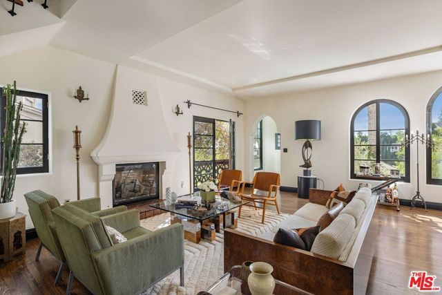 3313 Descanso Drive, Los Angeles