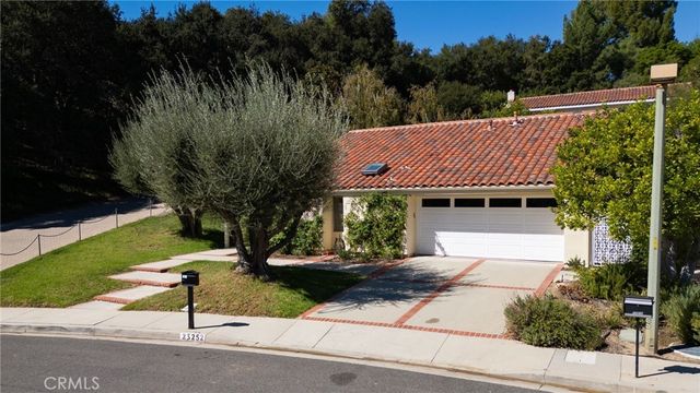 23252 Park Ensenada, Calabasas