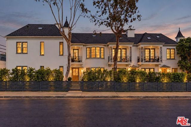 517 Rose Avenue, Venice