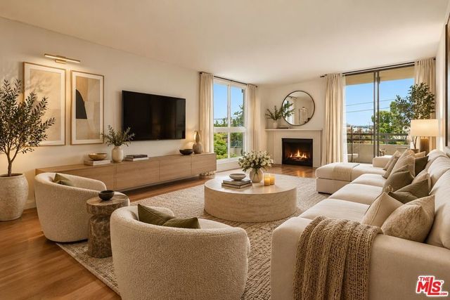 911 N Kings Road # 310, West Hollywood