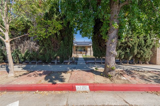 9720 Hayvenhurst, North Hills