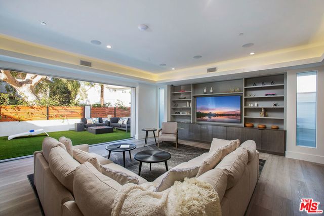 6064 Saturn Street, Los Angeles