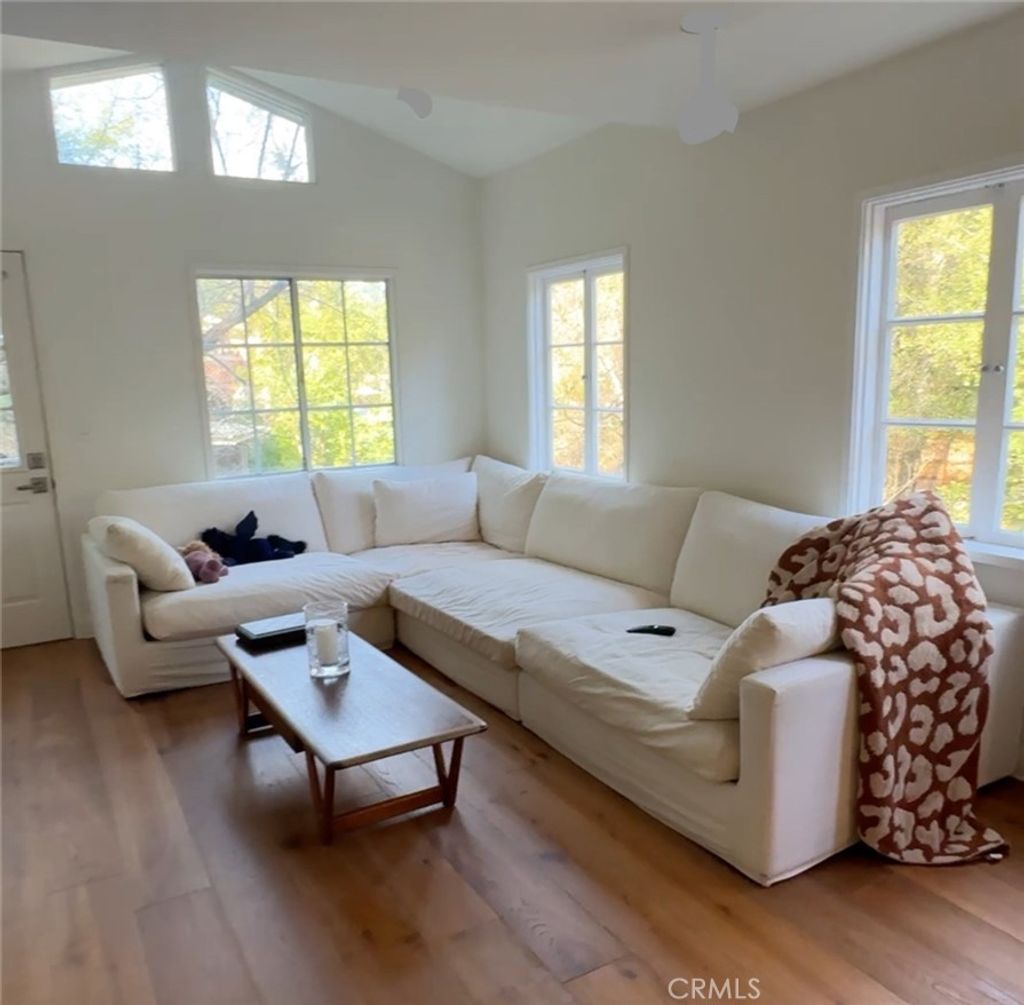 1323 Oakwood, Topanga