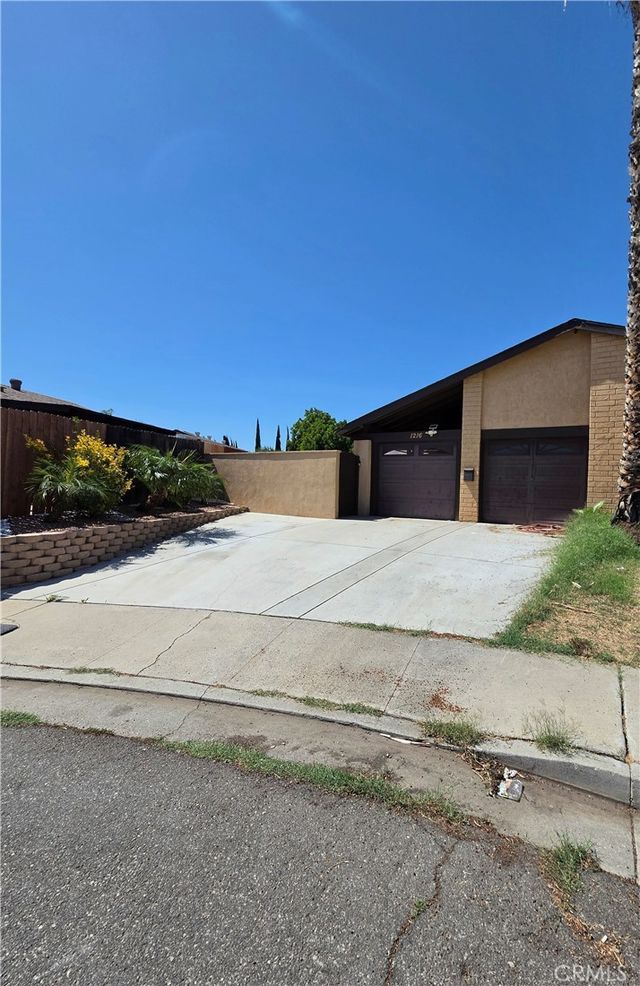 1216 Hampton Circle, Corona