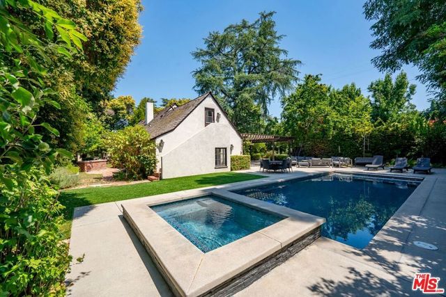 23057 Sylvan Street, Woodland Hills