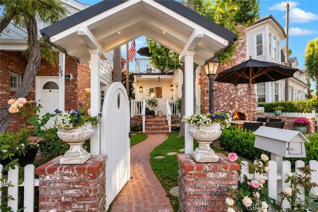 209 Diamond Avenue, Newport Beach