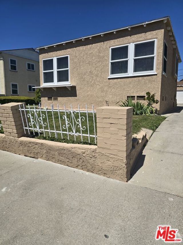 8464 Byrd Avenue, Inglewood