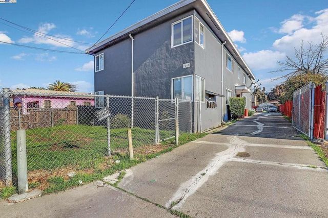 7448 Lockwood St, Oakland