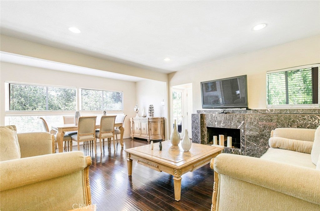 Photo of Listing #SR25157229