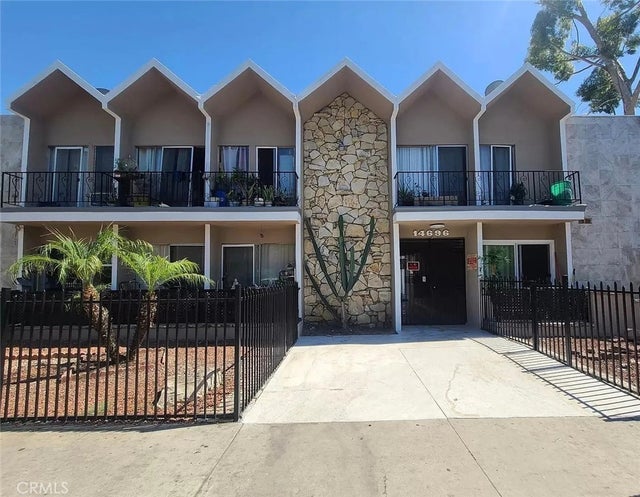14696 Rayen, Panorama City