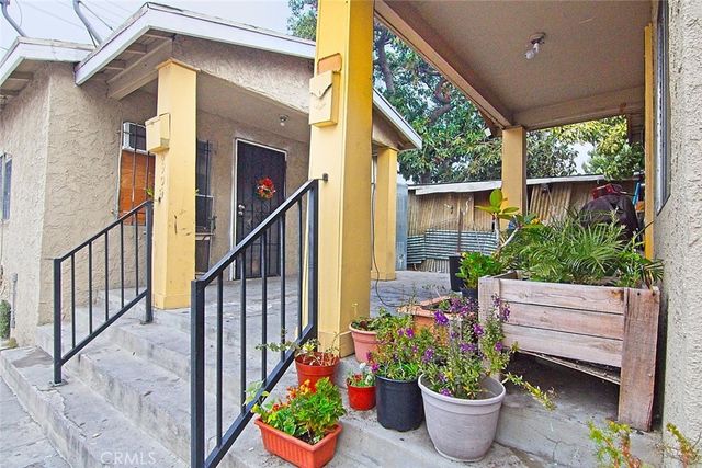 6905 Compton, Los Angeles