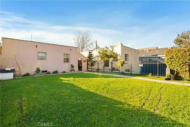 8449 S Main, Los Angeles