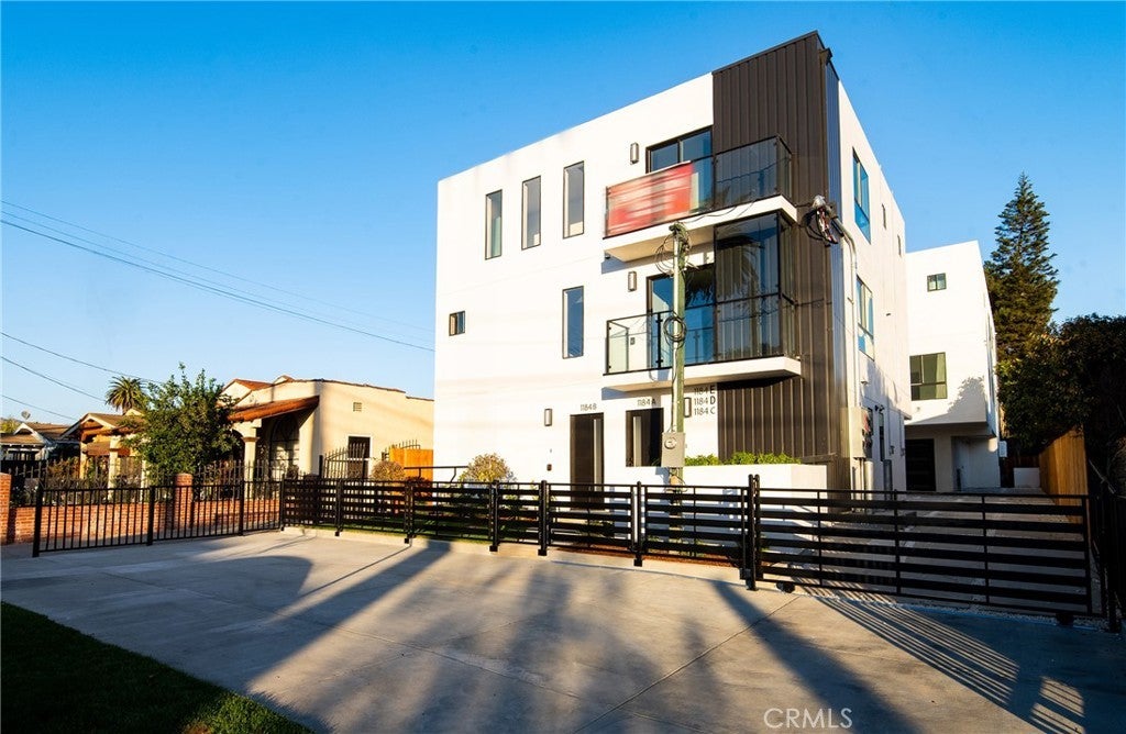 Photo of Listing #DW26036676