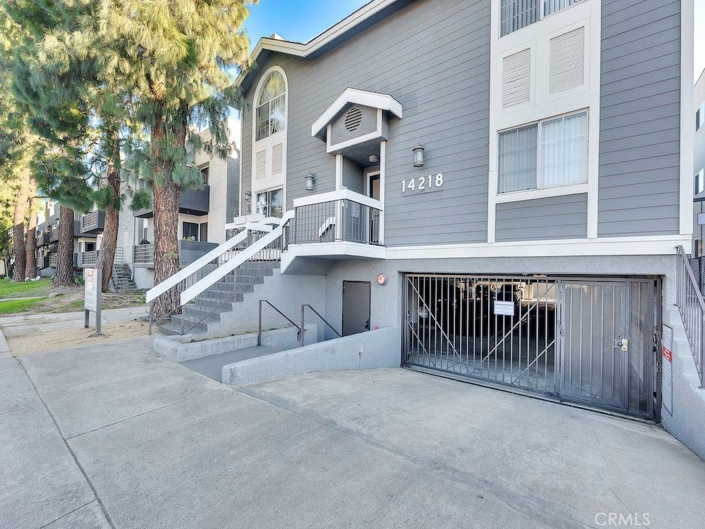 14218 Victory Boulevard, Van Nuys