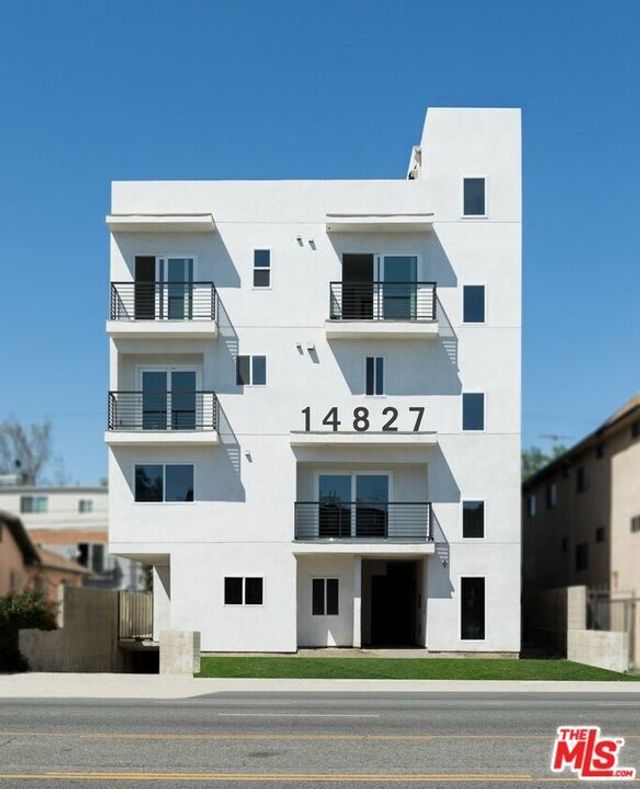 14827 Victory Boulevard, Van Nuys