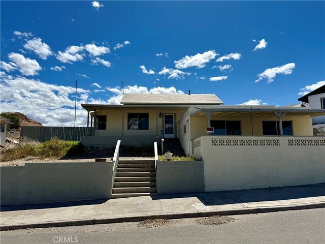 323 E, Needles