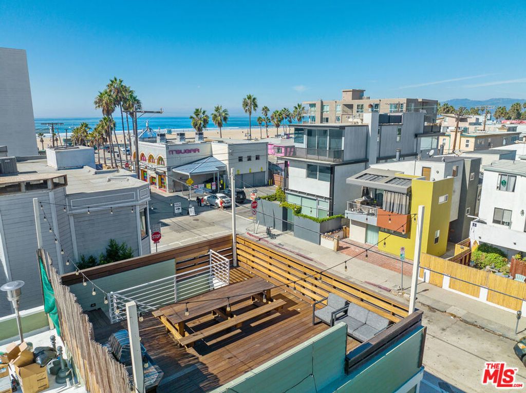 32 N Venice Boulevard, Venice