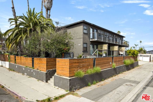 250 3rd Avenue, Venice