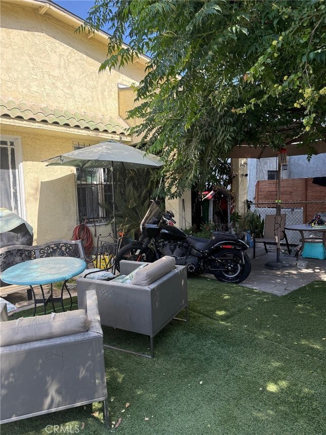 1055 N Stone Street, Los Angeles