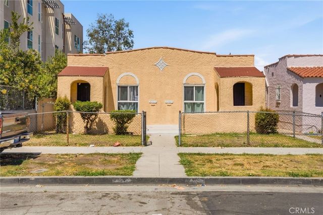 8701 Menlo, Los Angeles