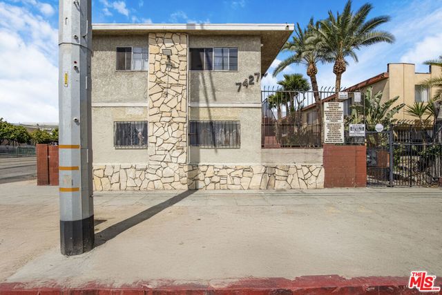 7427 S Figueroa Street, Los Angeles