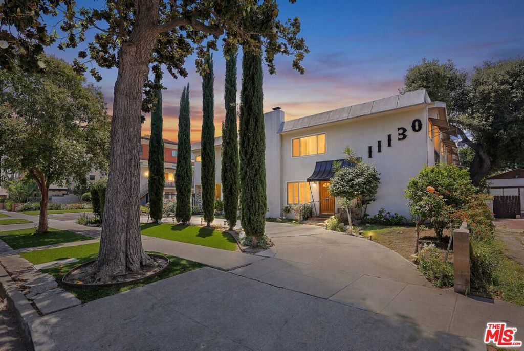 11130 Huston Street, North Hollywood