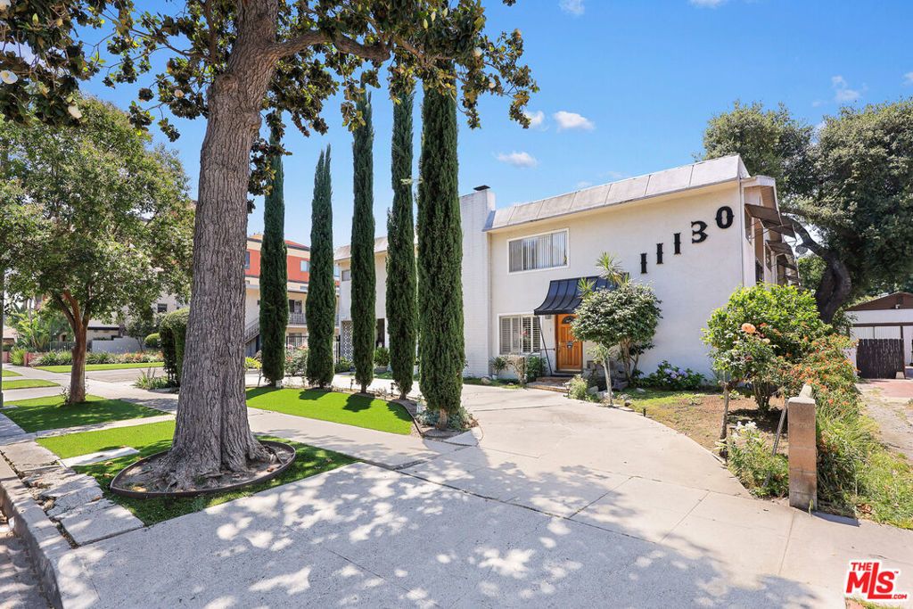 11130 Huston Street, North Hollywood