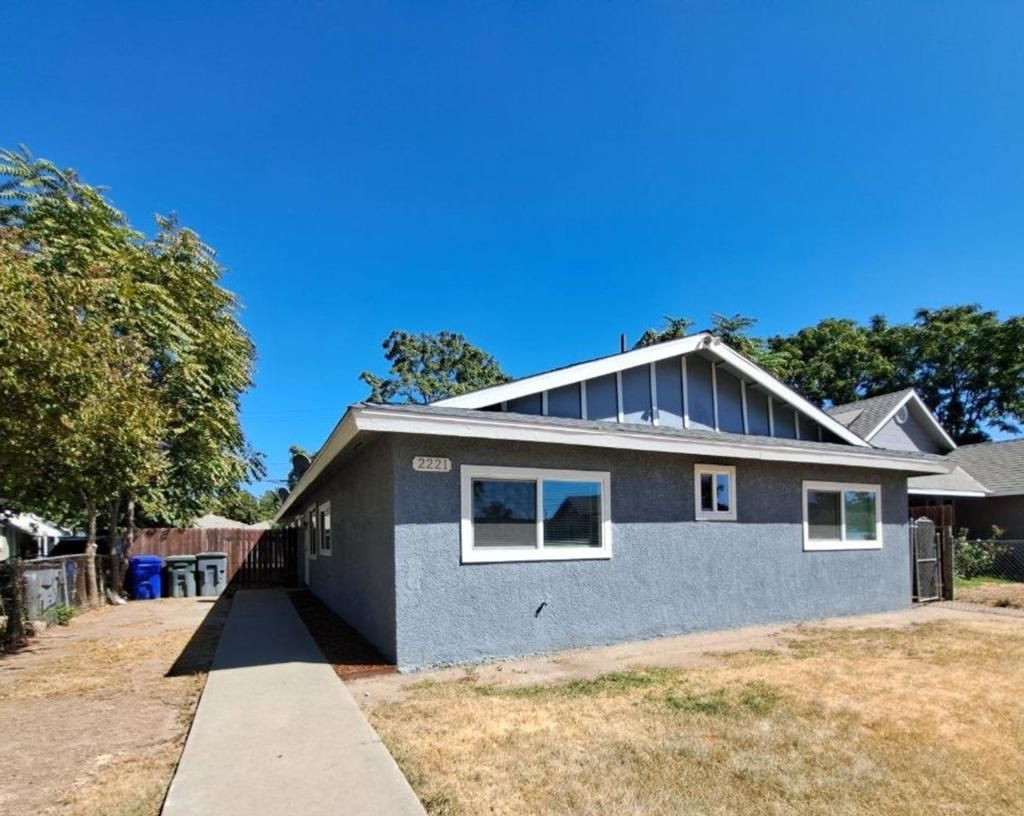 2221 S Poppy Avenue, Fresno