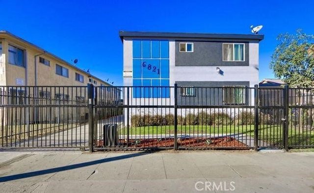 6821 11th Ave., Los Angeles