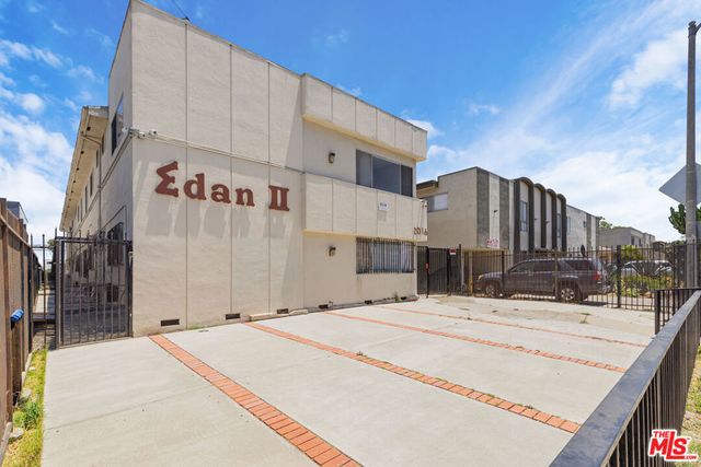 2016 S Bedford Street, Los Angeles