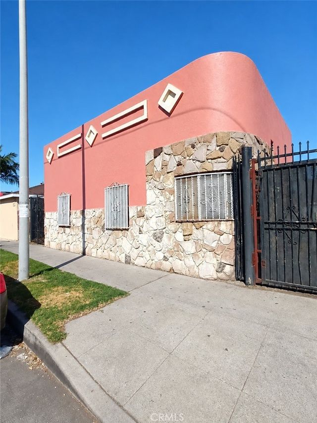 8706 Avalon, Los Angeles