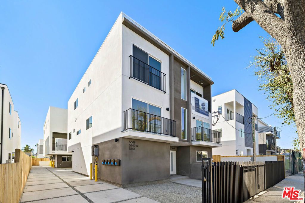 5651 Case Avenue, North Hollywood