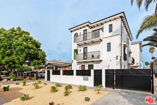 2324 S Dunsmuir Avenue, Los Angeles